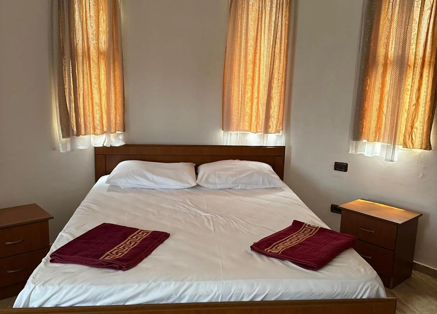 Tale Hotel Vila E Kuqe