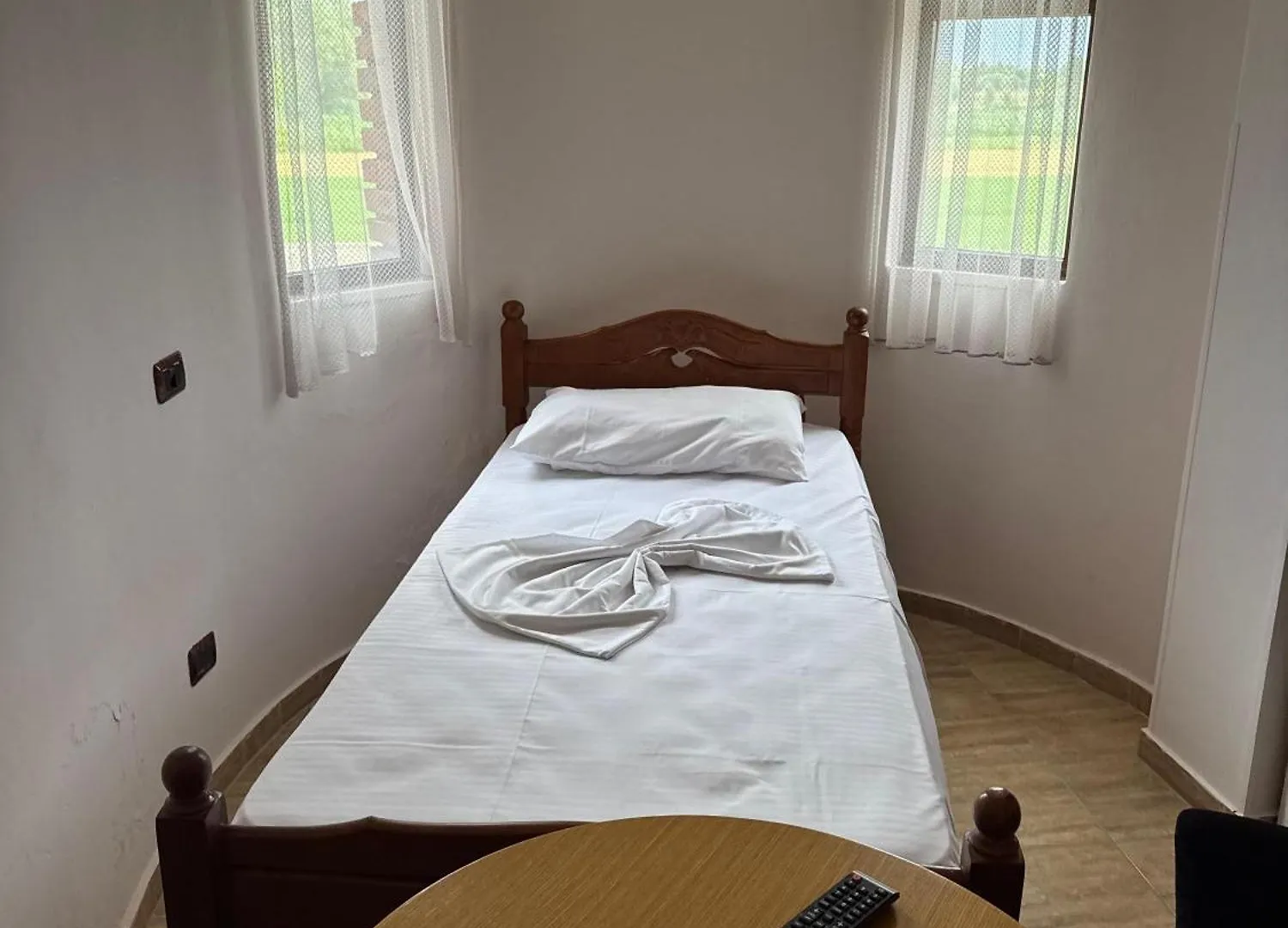 Tale Hotel Vila E Kuqe