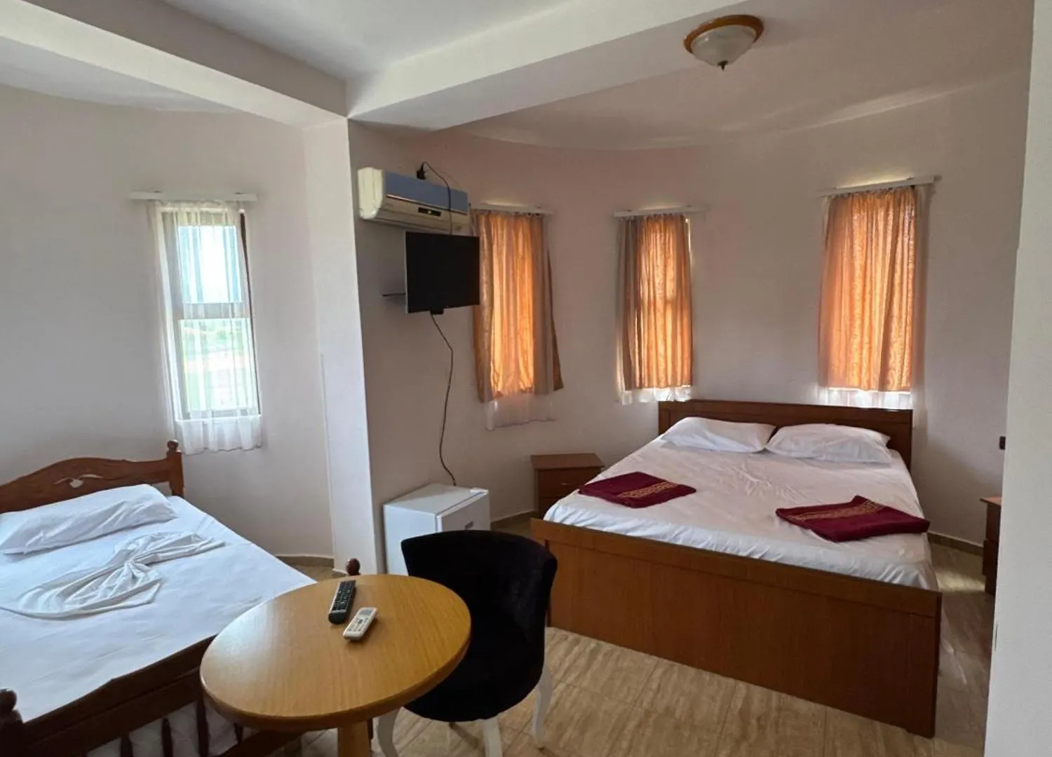 Tale Hotel Vila E Kuqe