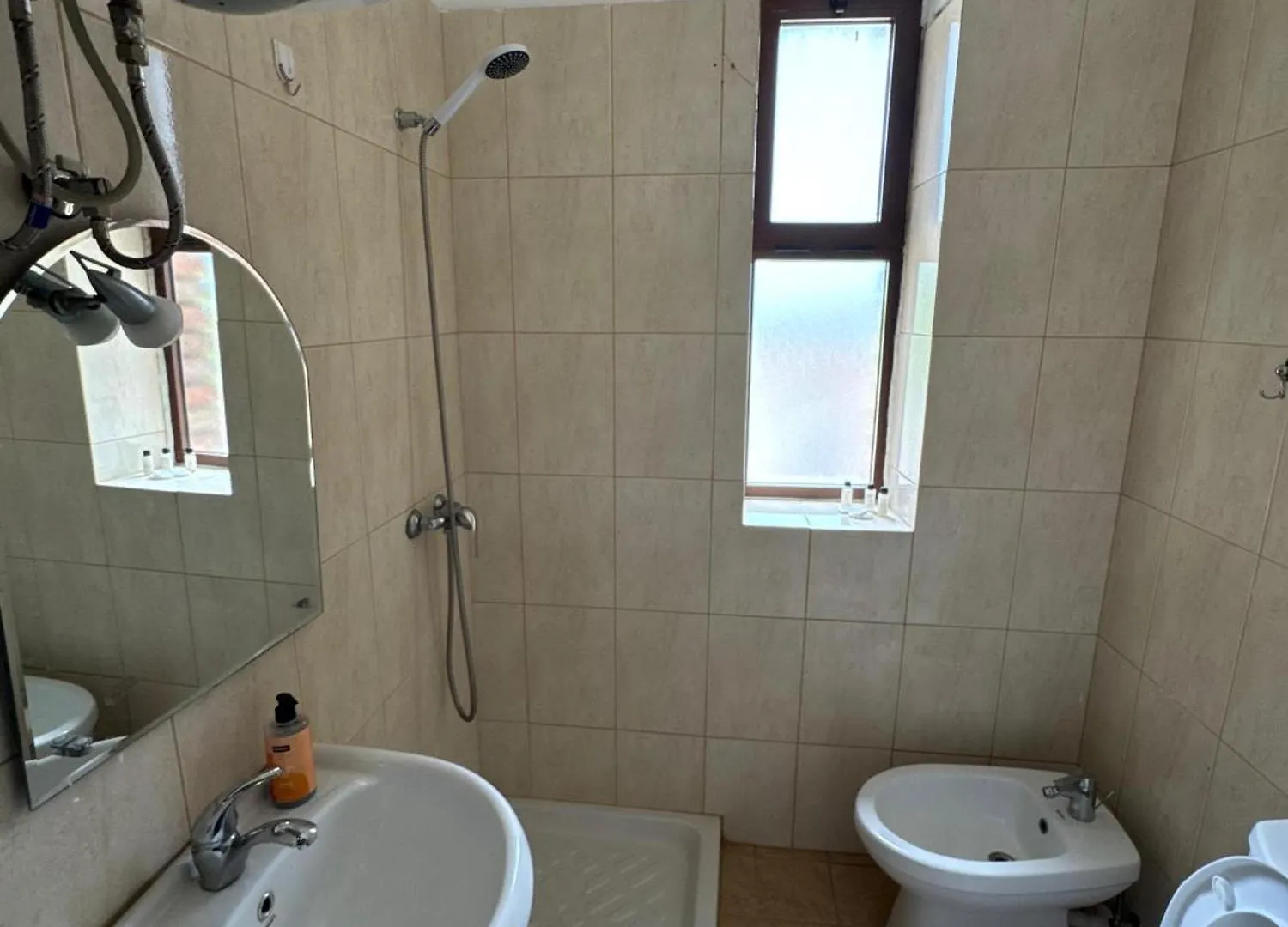 Tale Hotel Vila E Kuqe