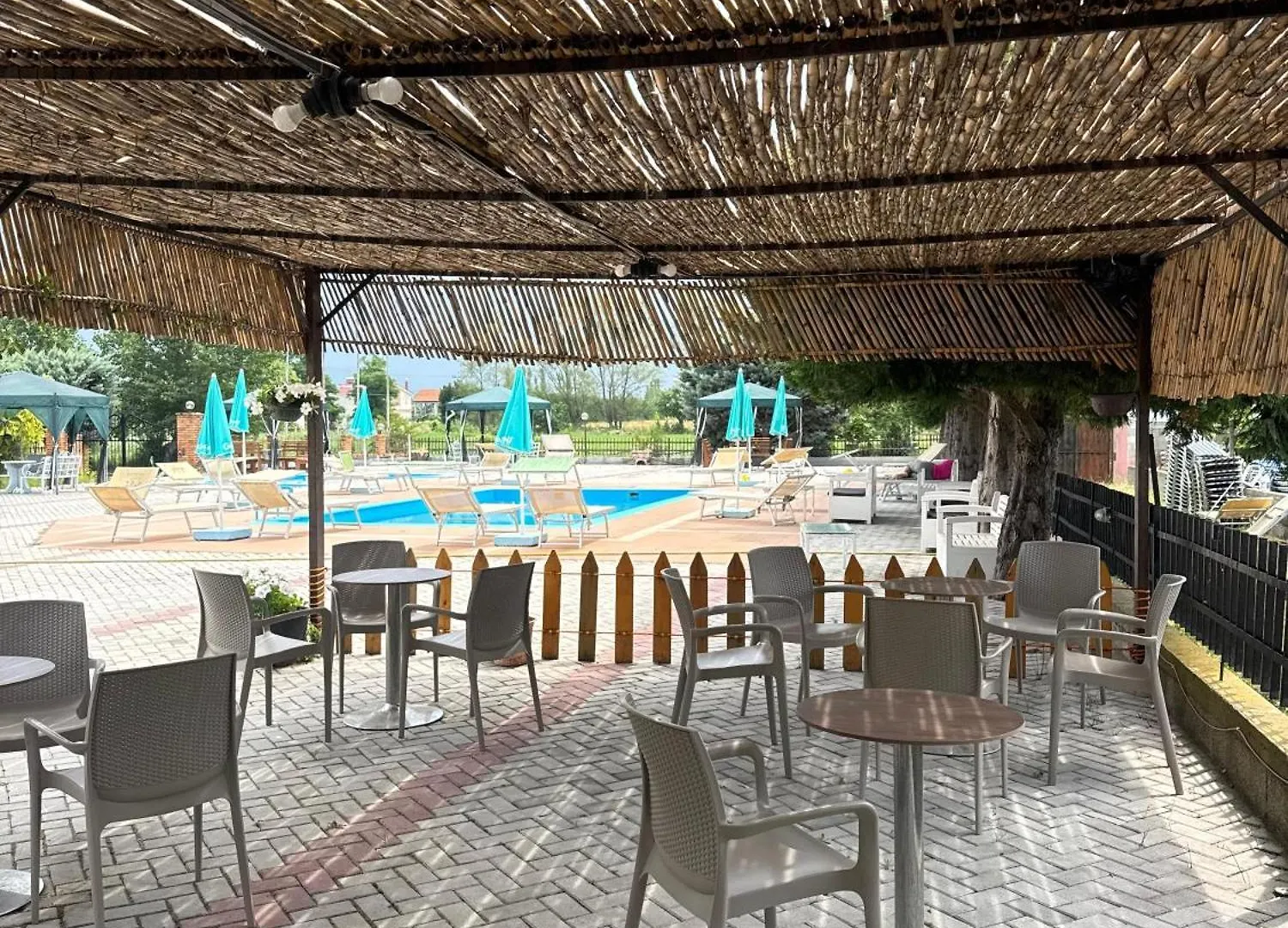 Tale Hotel Vila E Kuqe אלבניה